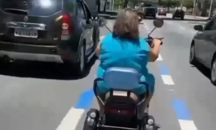 idosa circula de cadeira motorizada
