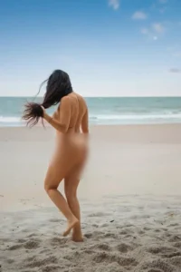 Luiza Ambiel posa nua na Praia do Abricó