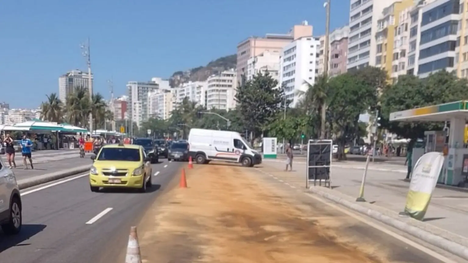 Mancha de óleo na Avenida Atlântica