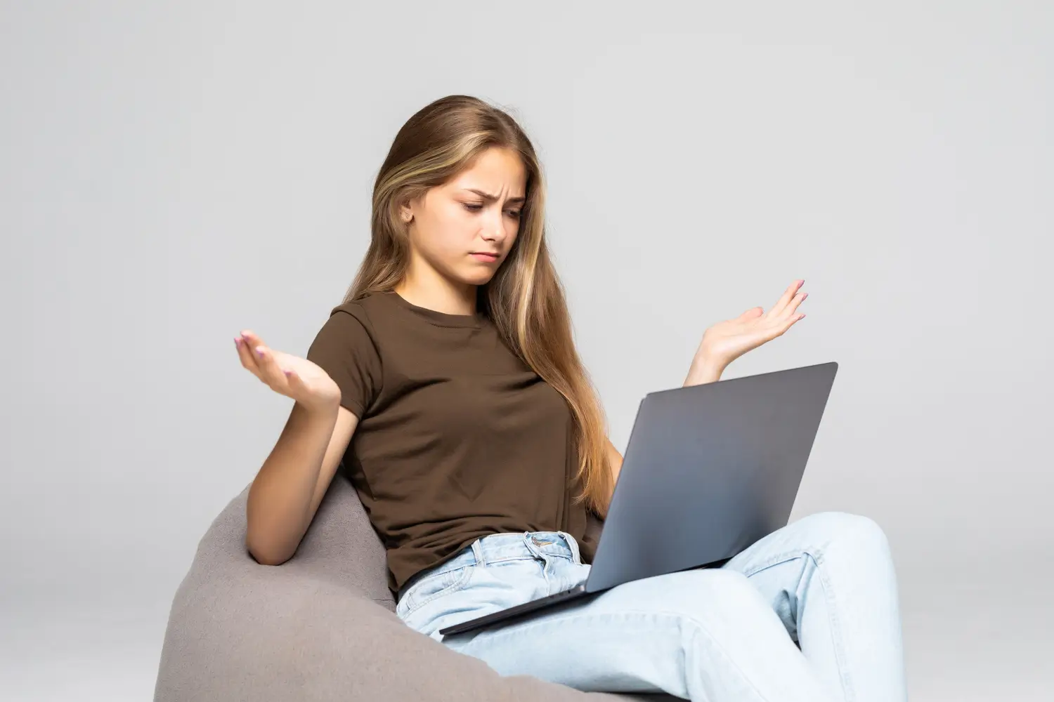 Menina Cancelando a Internet