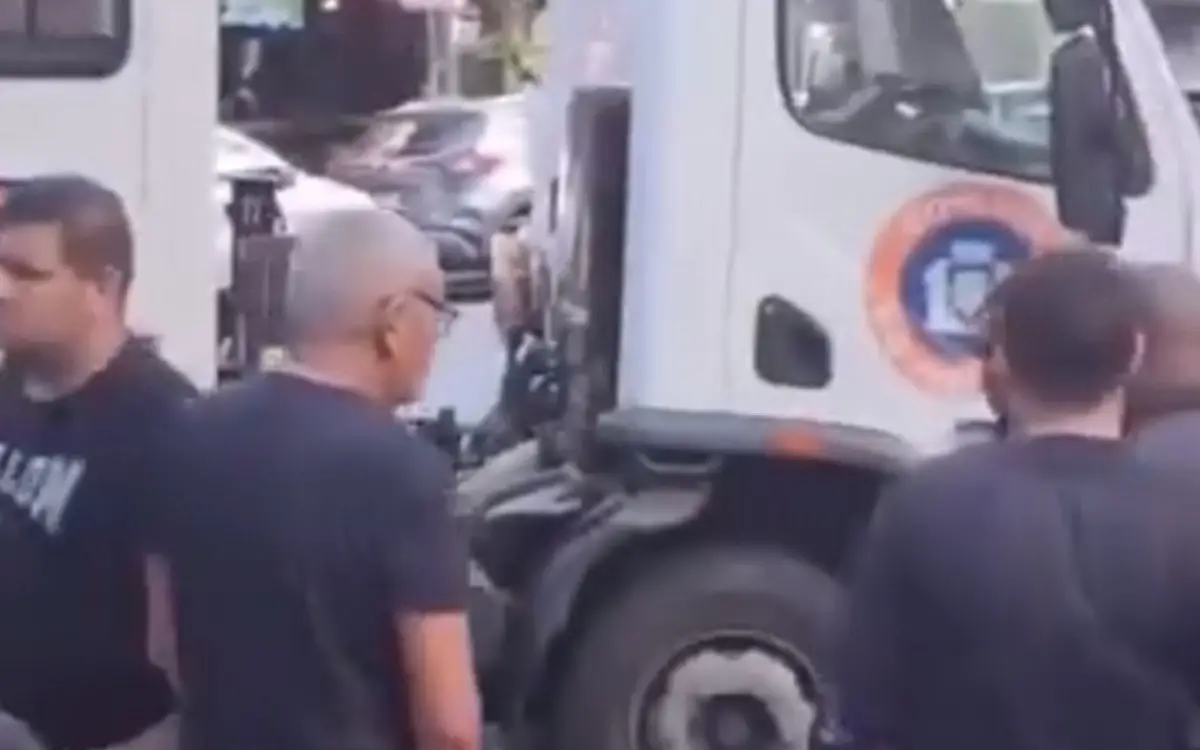 Motociclista de 31 anos morre após colisão com caminhão da Comlurb no Leblon