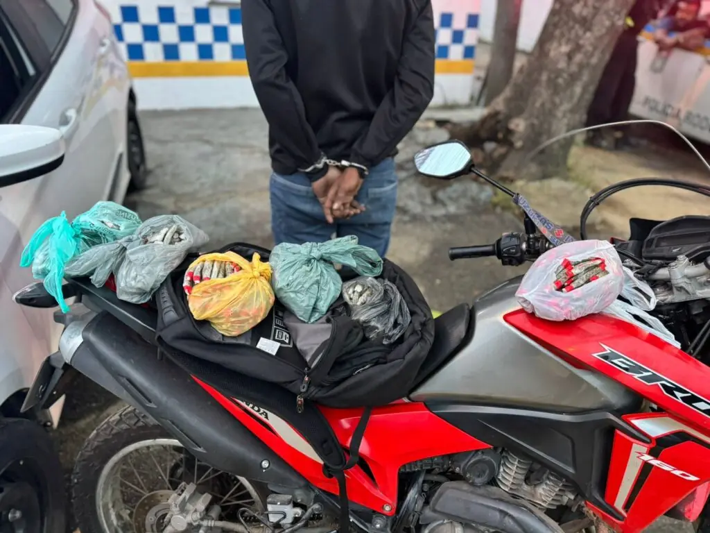 motociclista preso com drogas em Rio Bonito