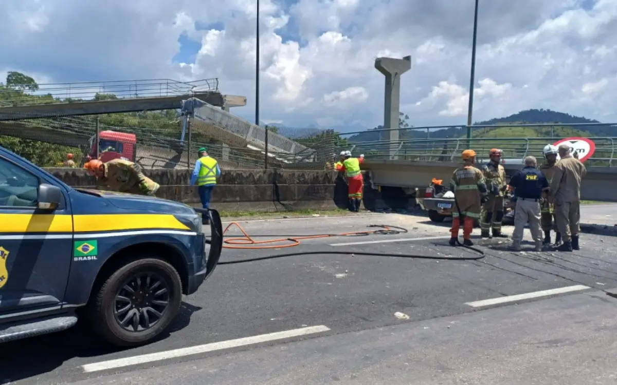 Bombeiros, agentes da PRF e equipes da Ecovias Rio Minas estiveram no local do acidente