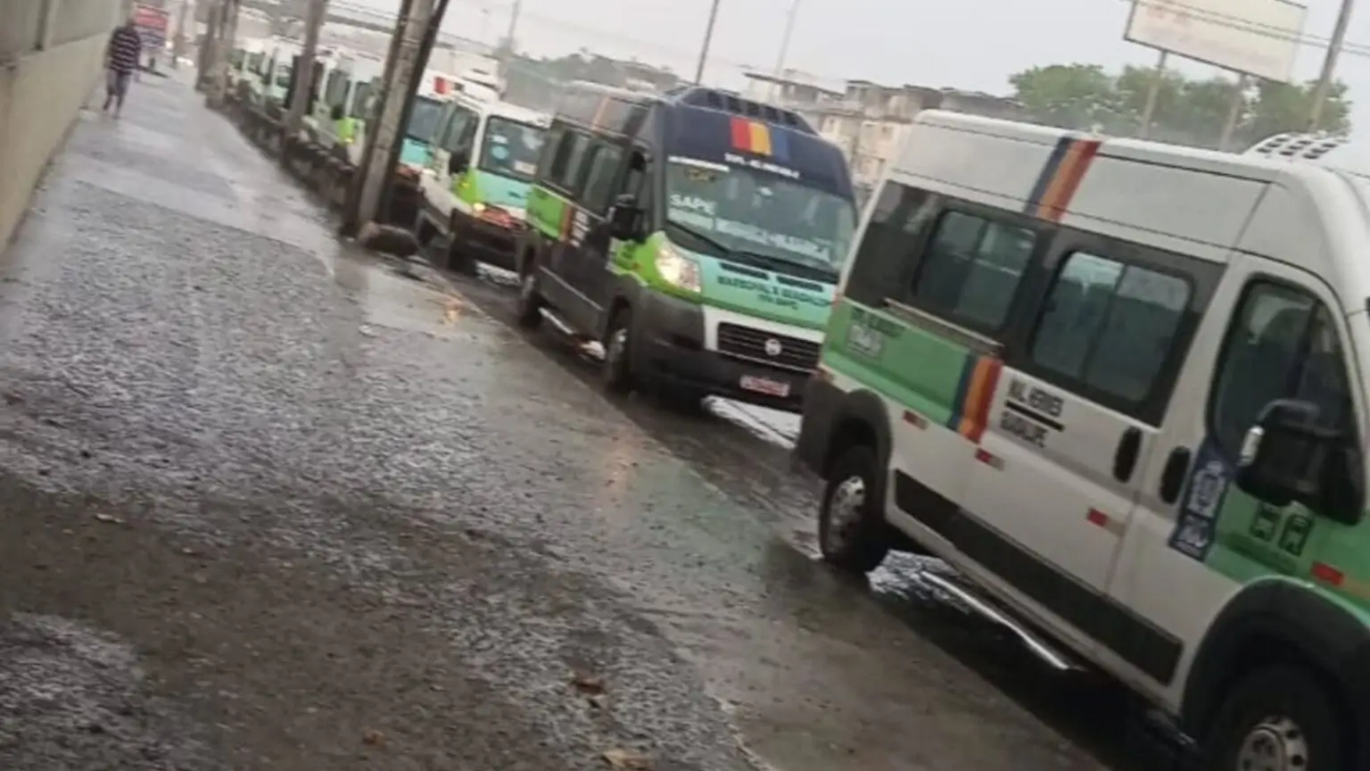 motoristas de vans fazem protesto no Rio