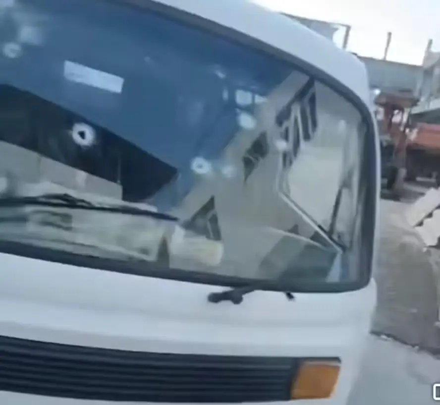 Kombi com marcas de tiros que era dirigida por Bruno Paixão,