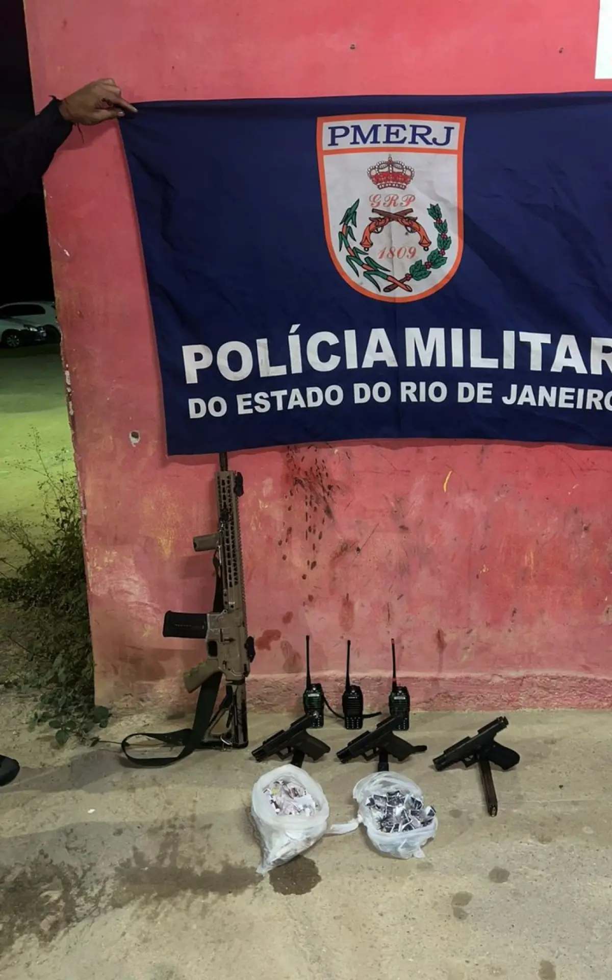 Com os criminosos, foram apreendidos um fuzil, três pistolas, além de drogas e rádios comunicadores