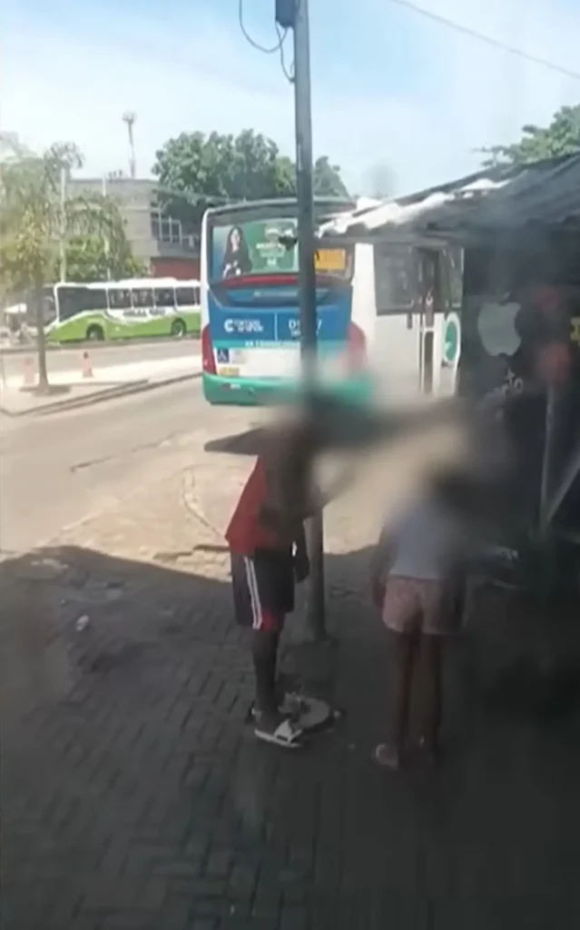 Vídeo que circula nas redes sociais mostra pai agredindo a própria filha