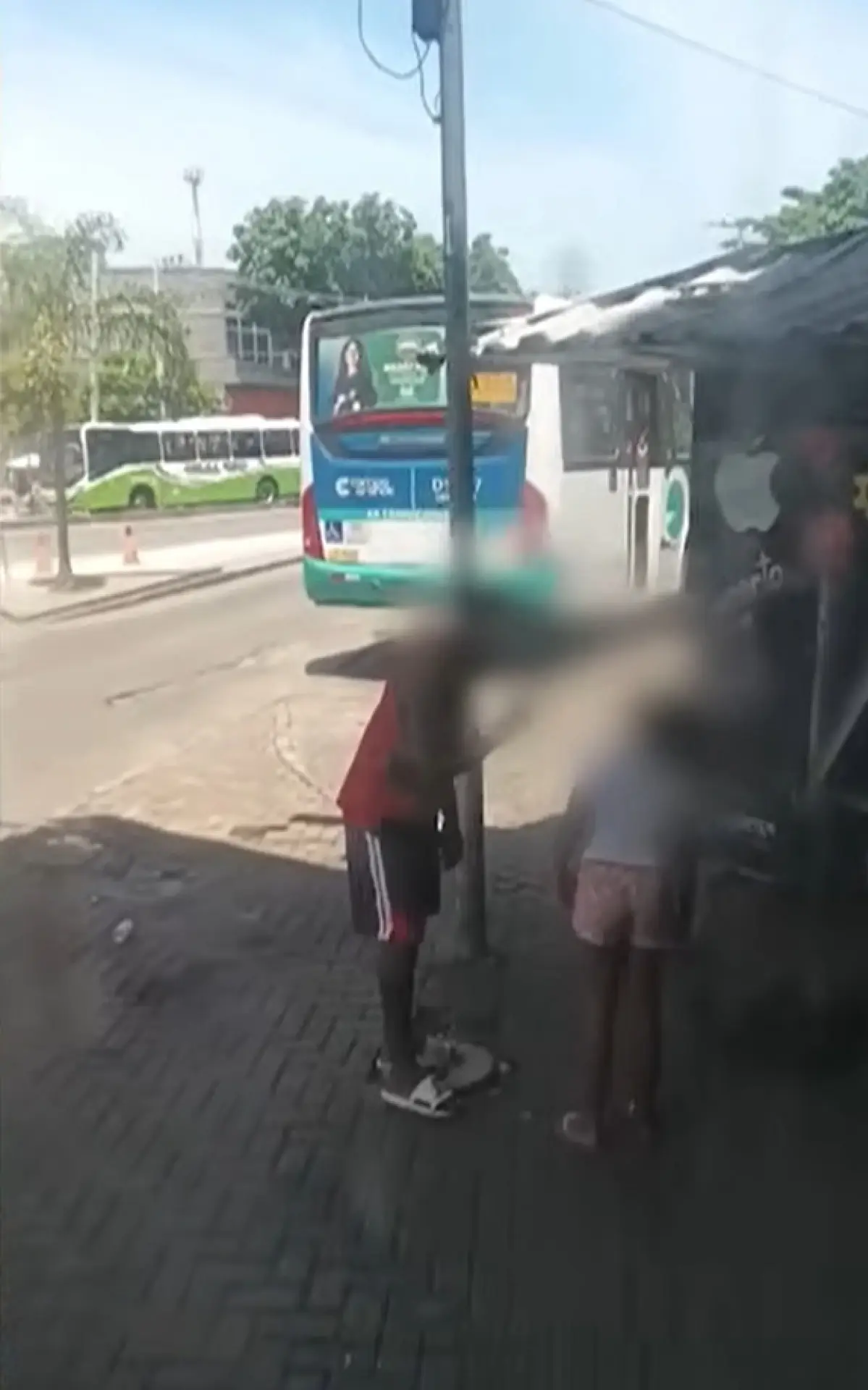 Vídeo que circula nas redes sociais mostra pai agredindo a própria filha