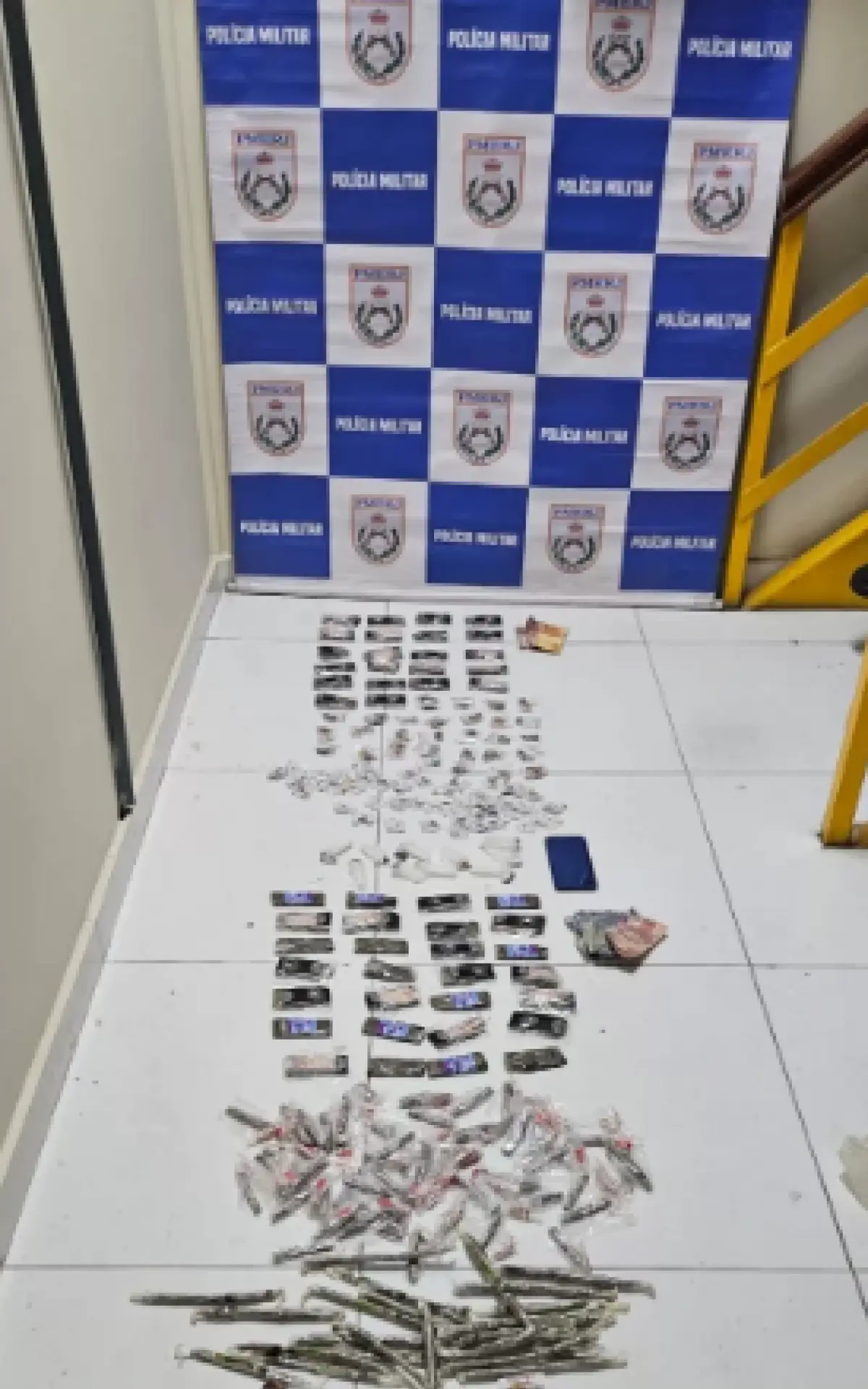 186 gramas de maconha, 22 gramas de cocaína, 94 gramas de crack, R$ 69 em dinheiro e um celular