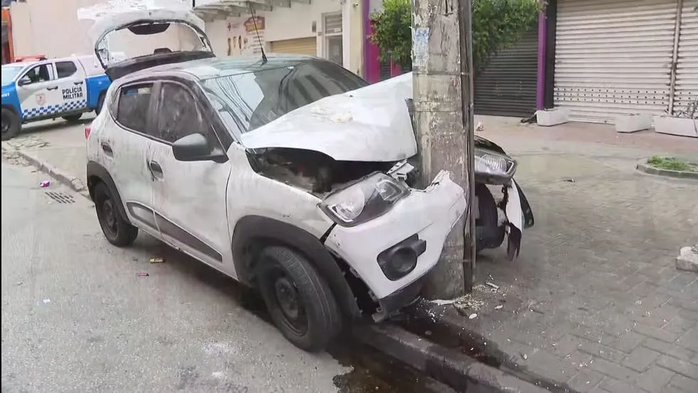 Carro que levava criminosos que assaltaram farmácia bateu em poste em Nova Iguaçu