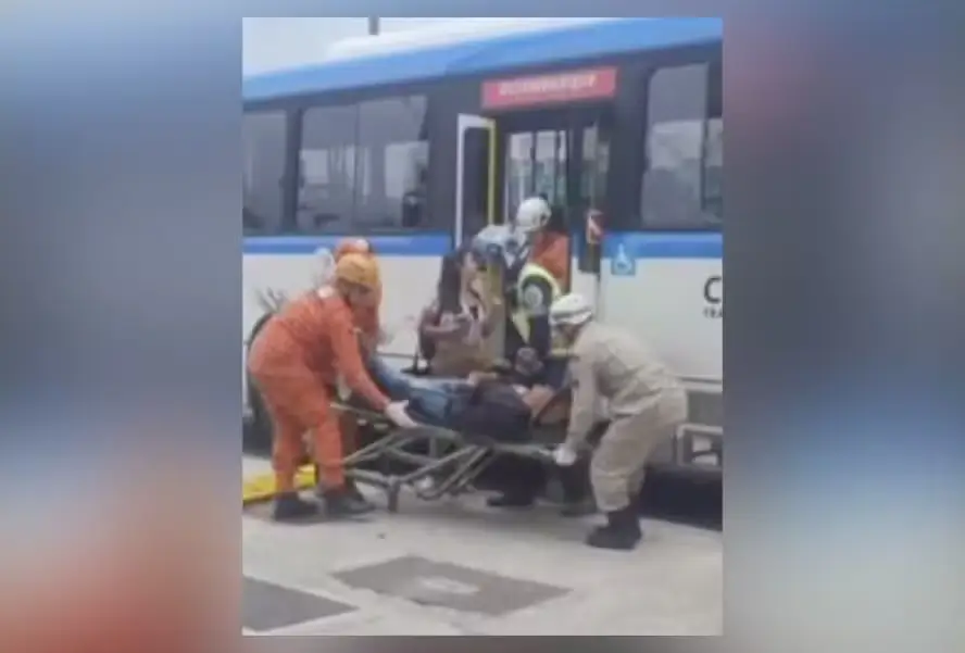 Passageiro ferido por tiro na perna durante tentativa de assalto na Avenida das Américas é socorrido