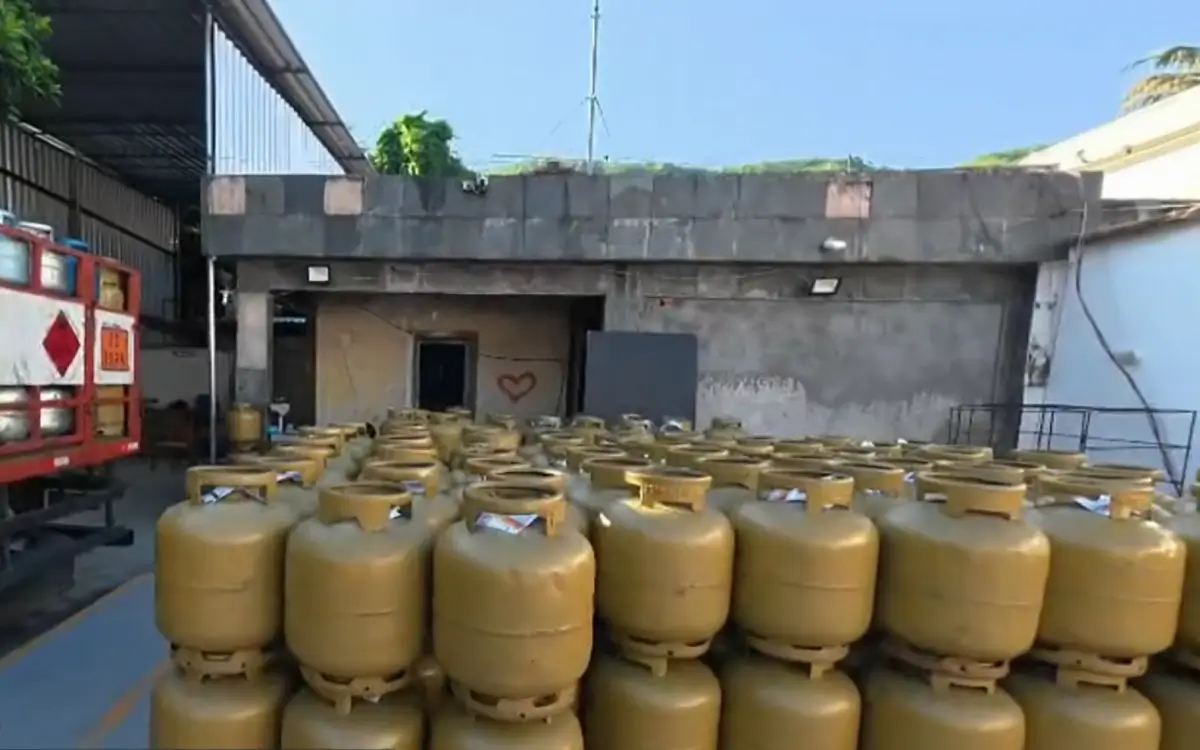 Polícia apreendeu 700 botijões no Complexo do Lins