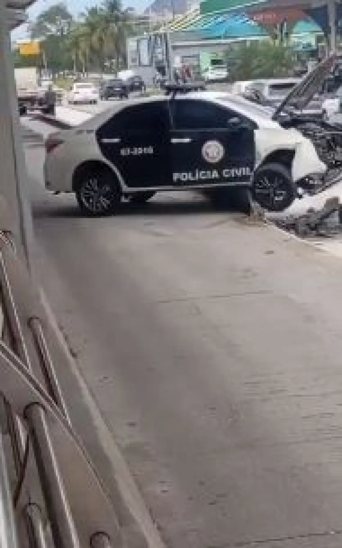 Policial civil passa mal ao volante e colide com mureta do BRT