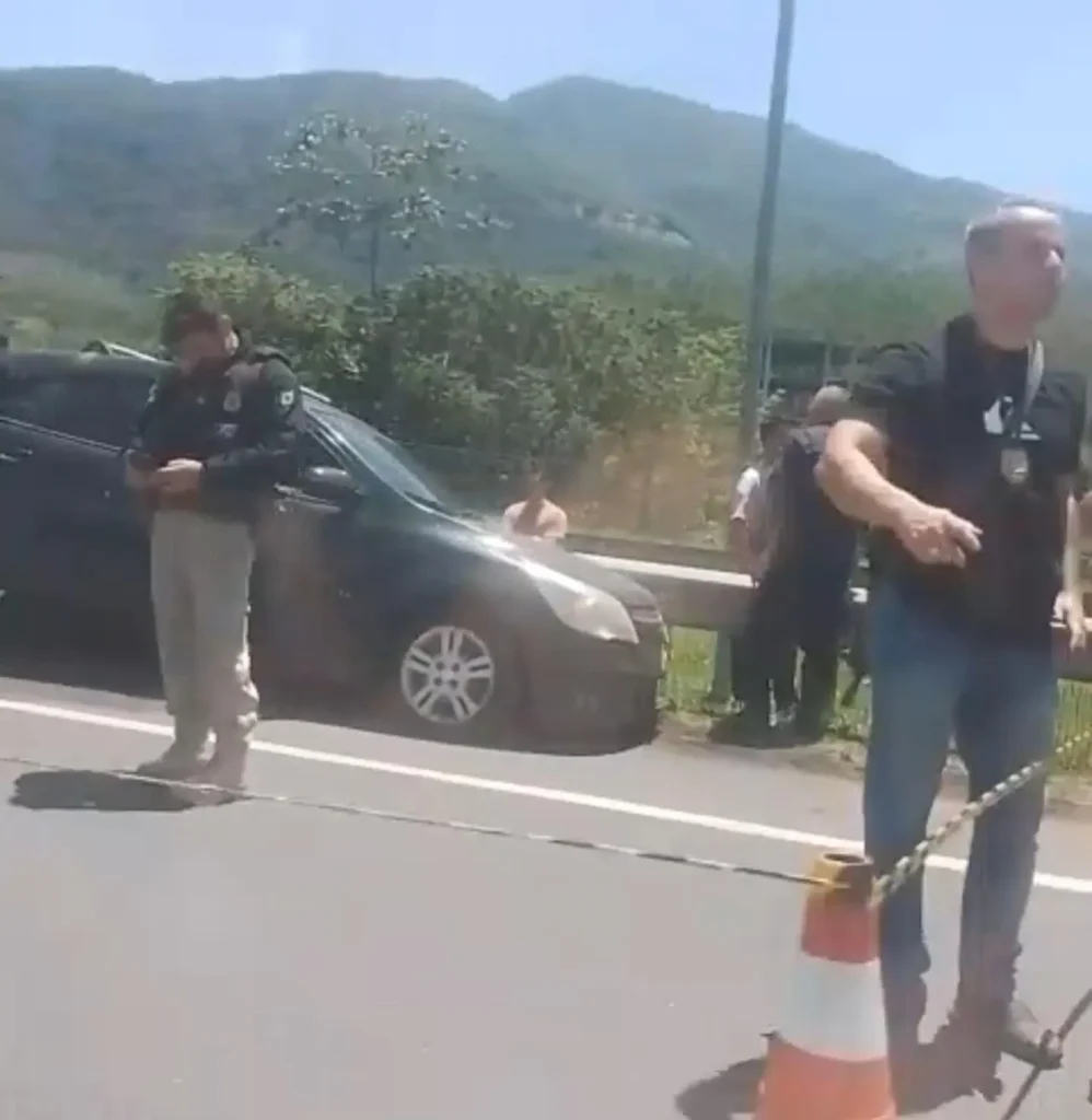 Policial é assassinado dentro de carro na BR-101 em Rio Bonito