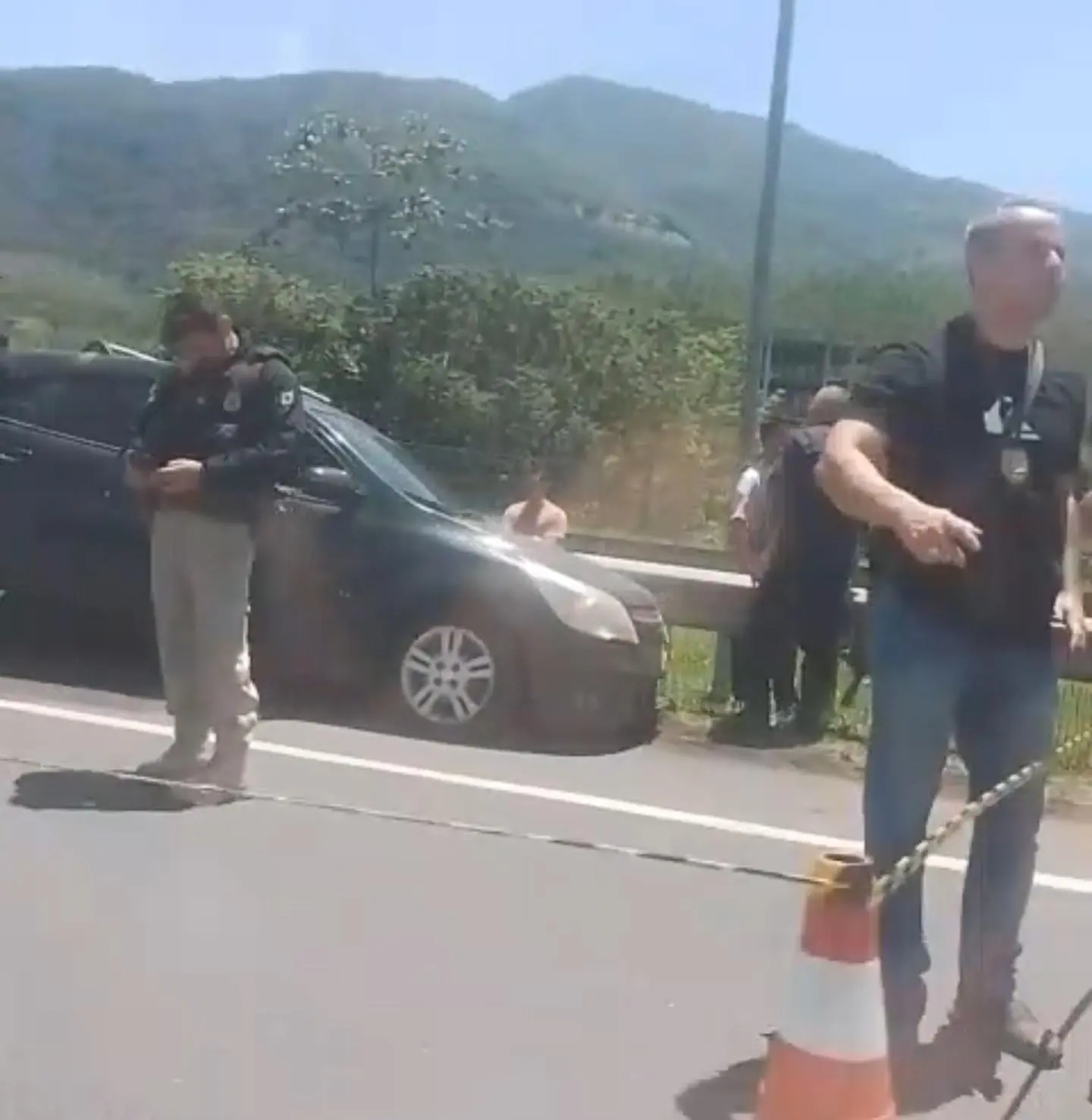 Policial é assassinado dentro de carro na BR-101 em Rio Bonito
