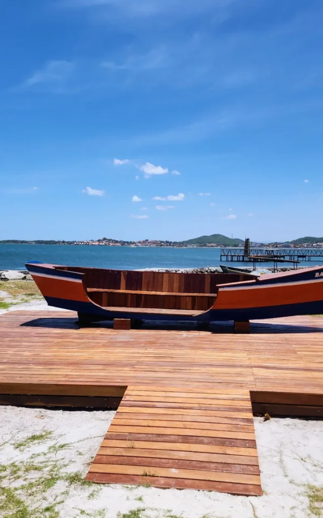 Deck de madeira e um barco, doado pela família do pescador Ciro Barreto