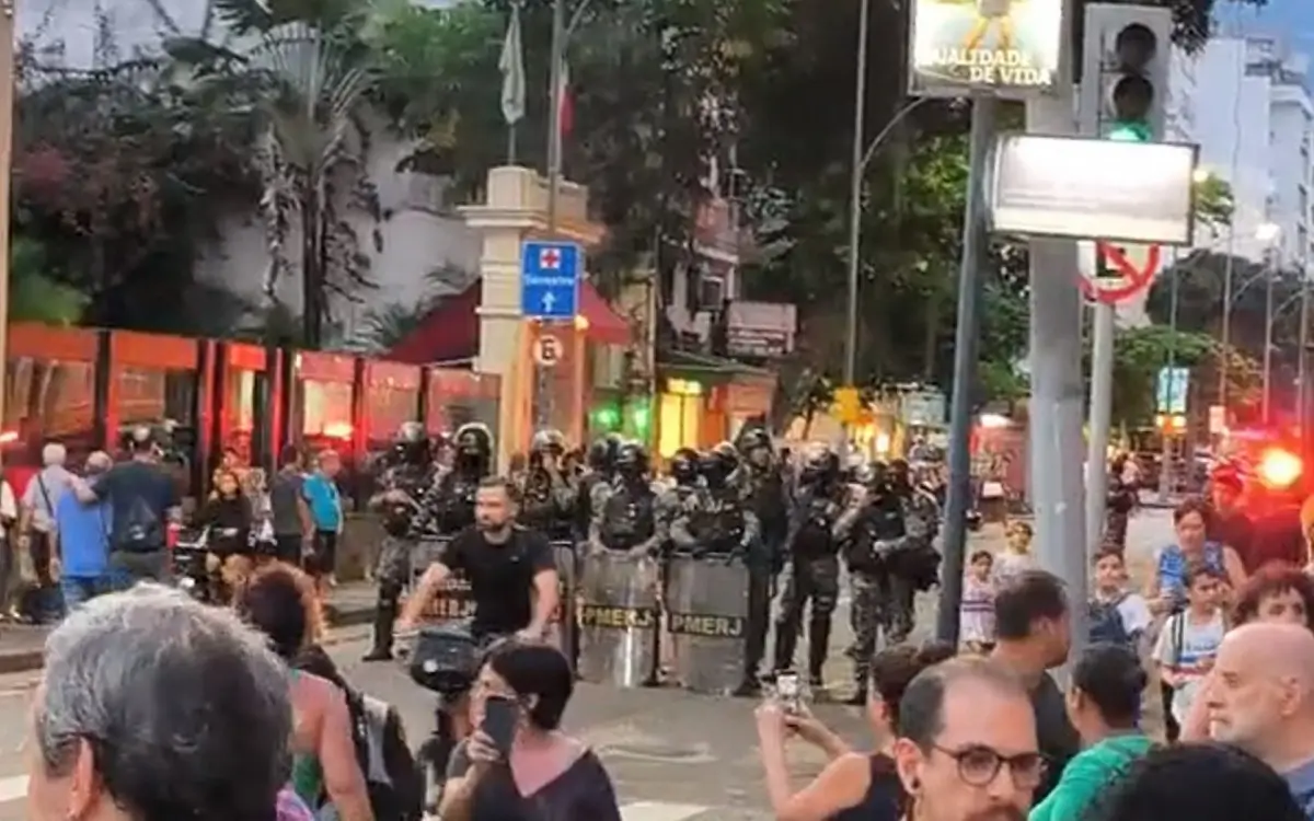 População protesta na Zona Sul do Rio
