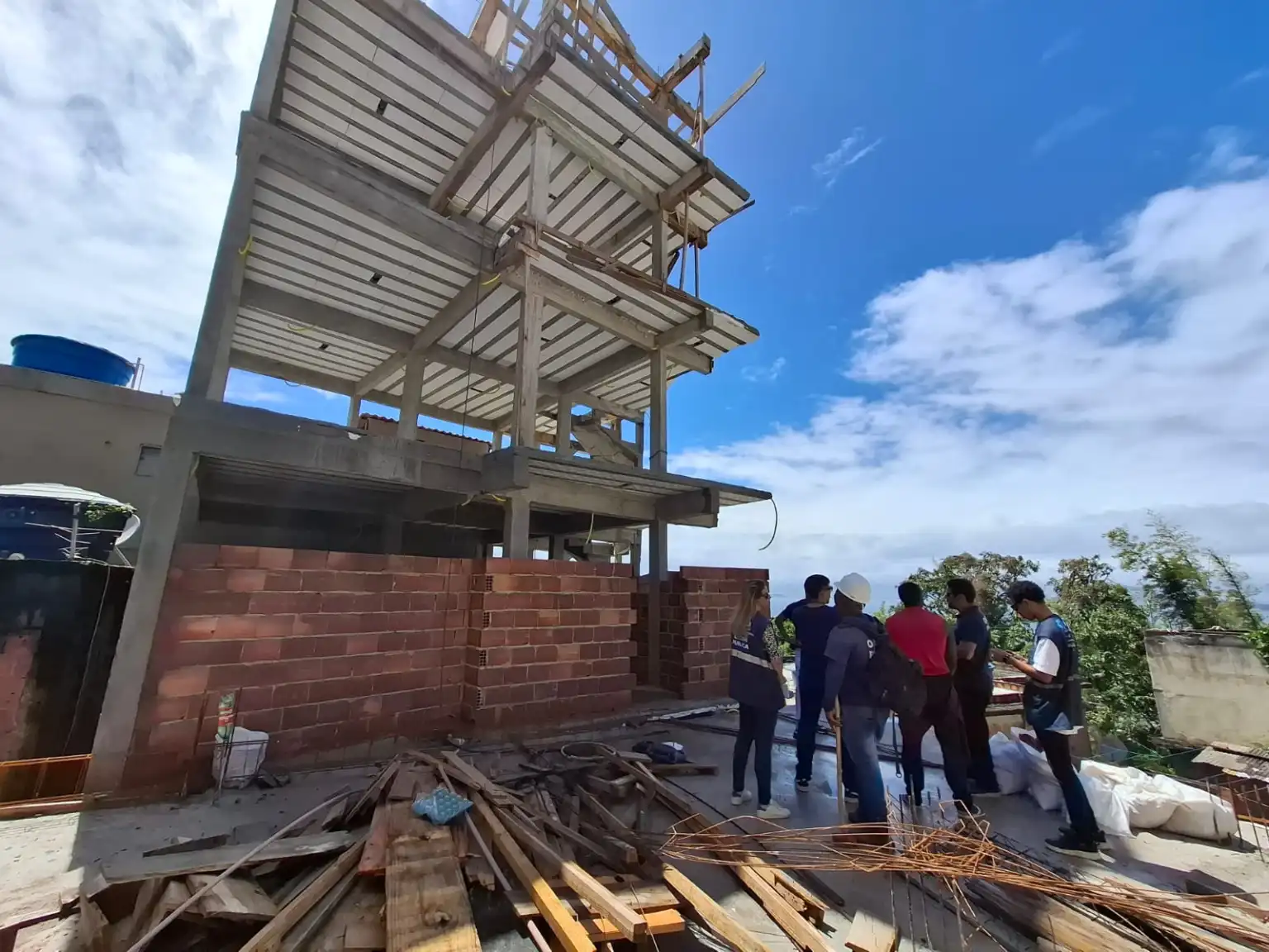 prédio irregular é demolido