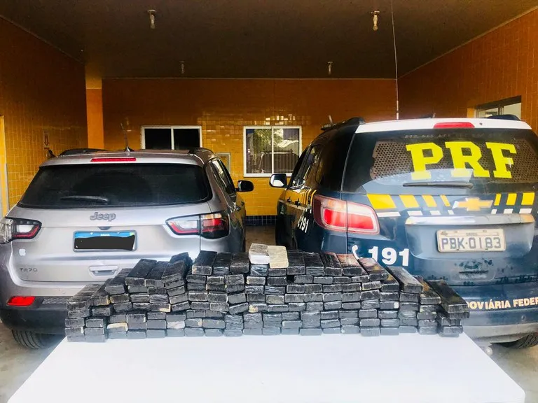 PRF apreende carro roubado no Rio com 112 kg de maconha em Juiz de Fora
