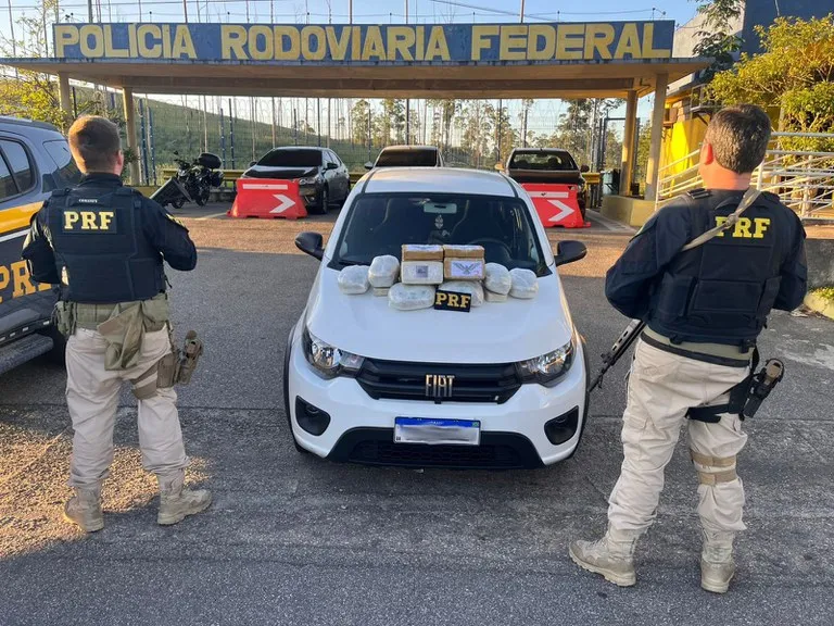 PRF flagra transporte de 21 kg de drogas na Dutra