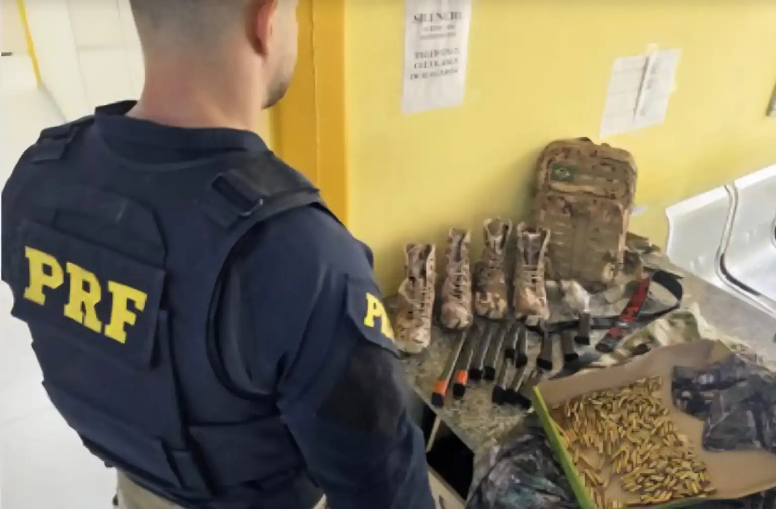 PRF intercepta ônibus e prende dupla com armamento de facção do Complexo do Alemão