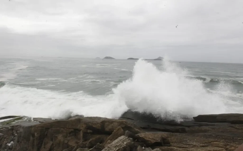Ressaca no rio de Janeiro