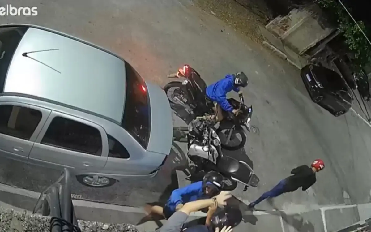 Câmera de segurança flagra morador sendo assalto na porta de casa em São Gonçalo