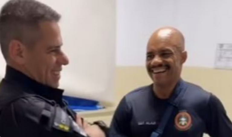 O sargento Alair ao lado do tenente-coronel Marcelo Corbage, comandante do Bope