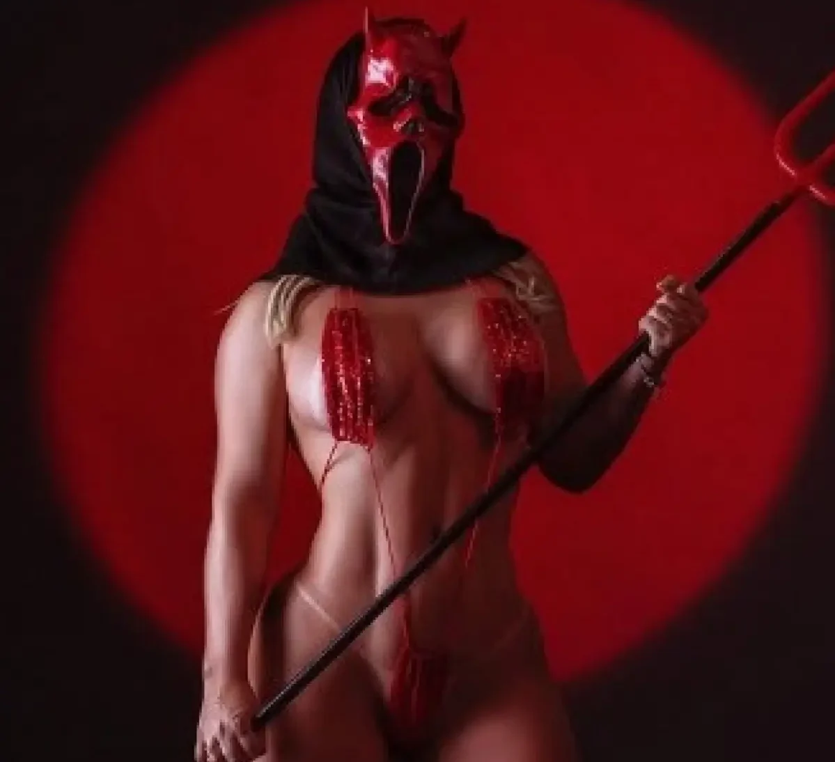 Sole Cardozo celebra o Halloween com ensaio sensual