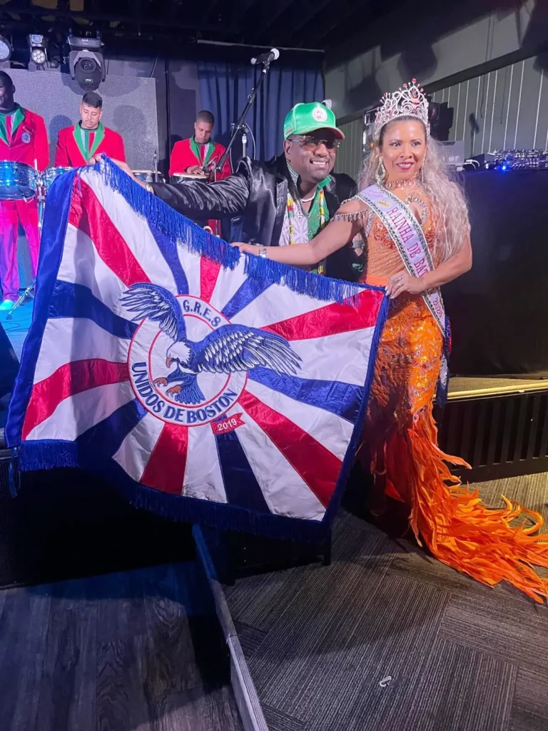 Tânia Valeska é coroada rainha de bateria nos Estados Unidos