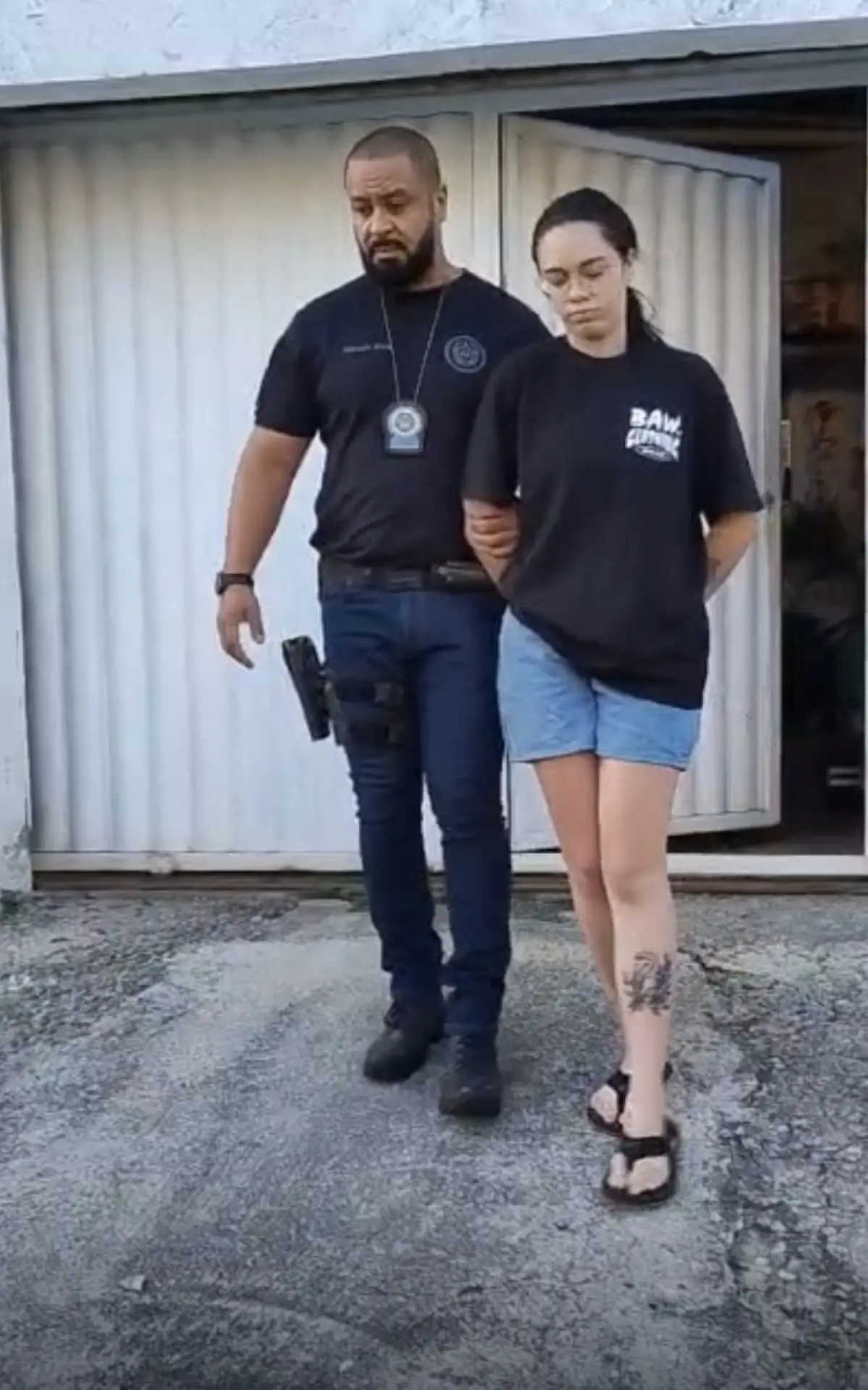 Jovem foi detida em casa