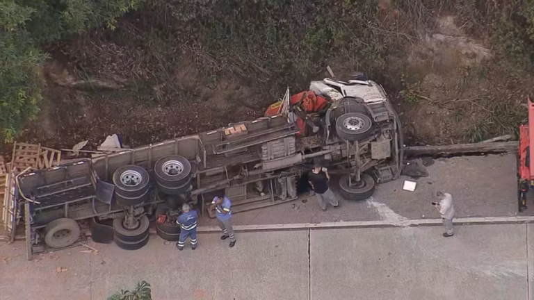 Tombamento e pane em carreta travam trânsito na BR-040, na Serra de Petrópolis