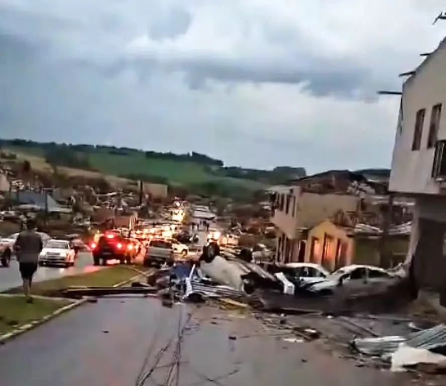 tornado no Paraná destrói cidade