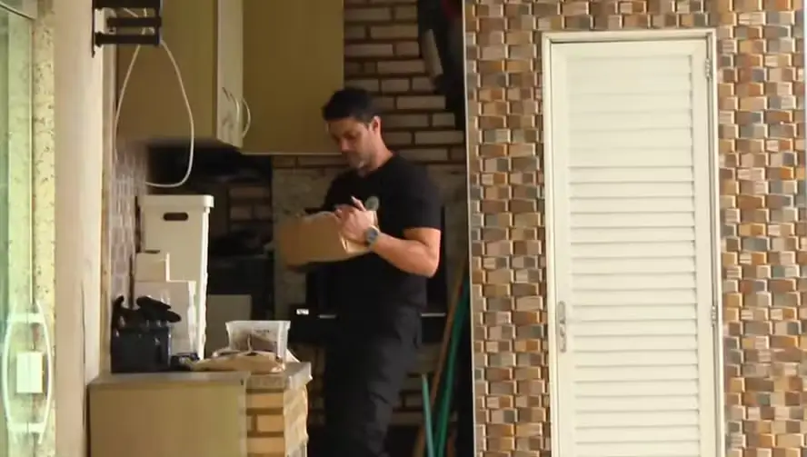 Agente da Polícia Civil cumpre mandado de busca e apreensão