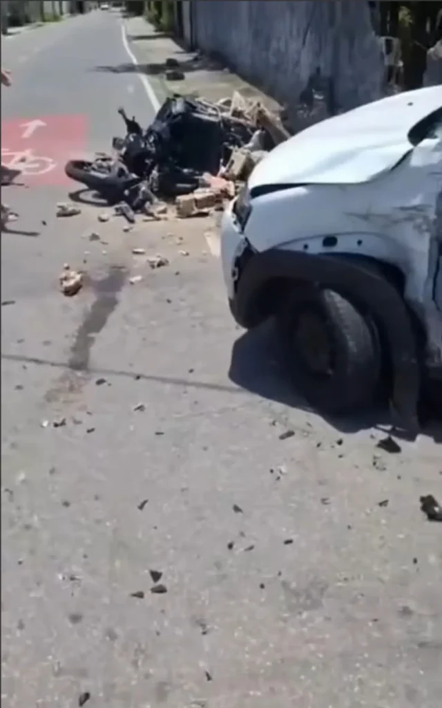 Acidente envolveu um carro e uma moto