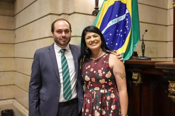 Carlos Bolsonaro e Alana Passos