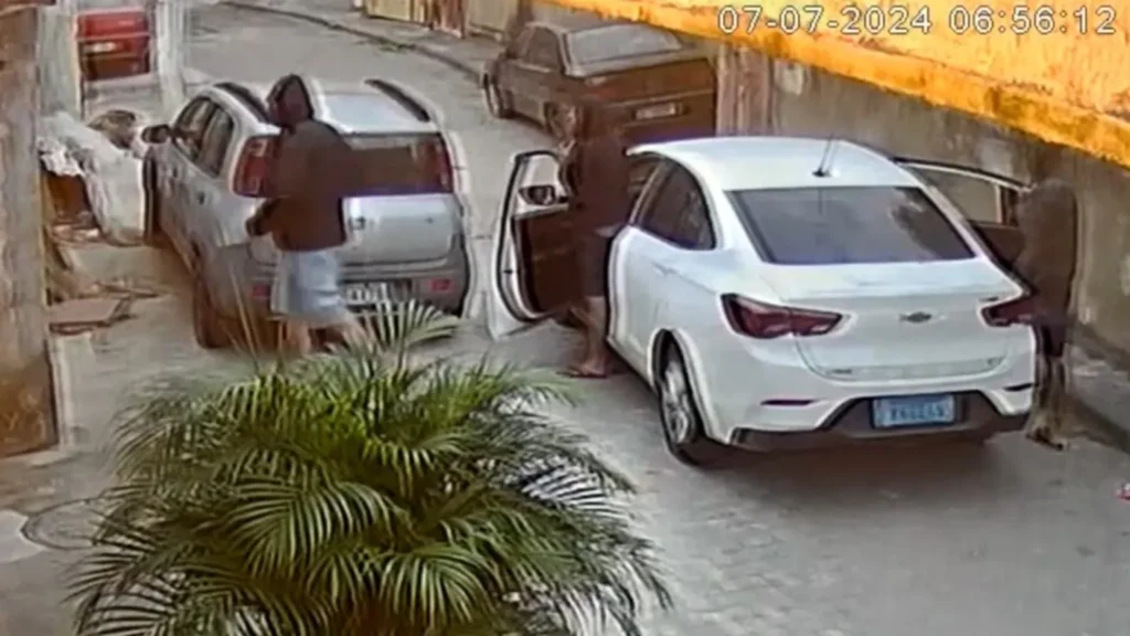 Câmeras de segurança flagraram a chegada dos criminosos na casa do mecânico