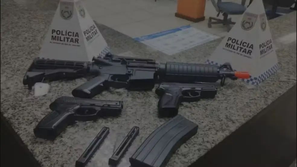 Homem atira com arma de airsoft