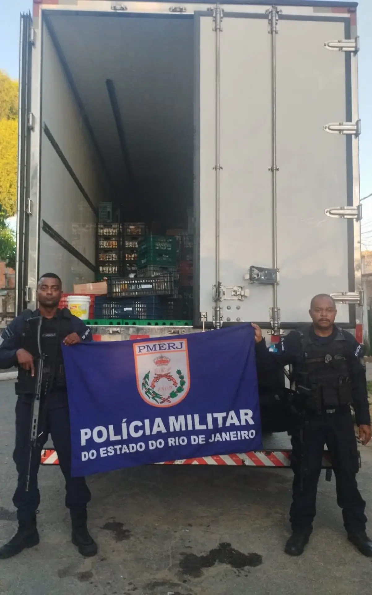 PMs conseguiram resgatar o motorista e o caminhão com a carga de alimentos