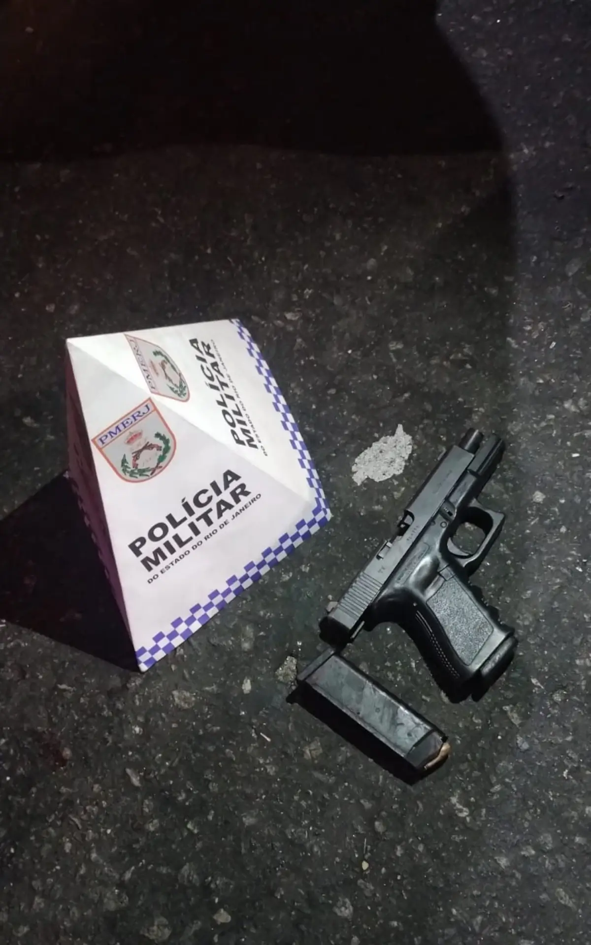 Uma arma de fogo foi apreendida na ação