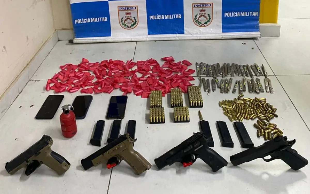Policiais do 25º BPM (Cabo Frio) apreenderam quatro pistolas, uma granada, munições e drogas