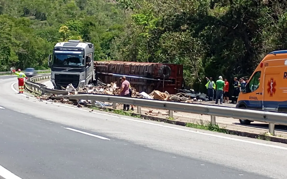 Acidente com carreta de sucata bloqueia trecho da BR-040 em Petrópolis