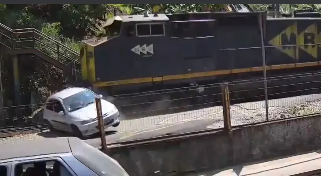 Acidente entre carro e trem deixa homem ferido em Paulo de Frontin