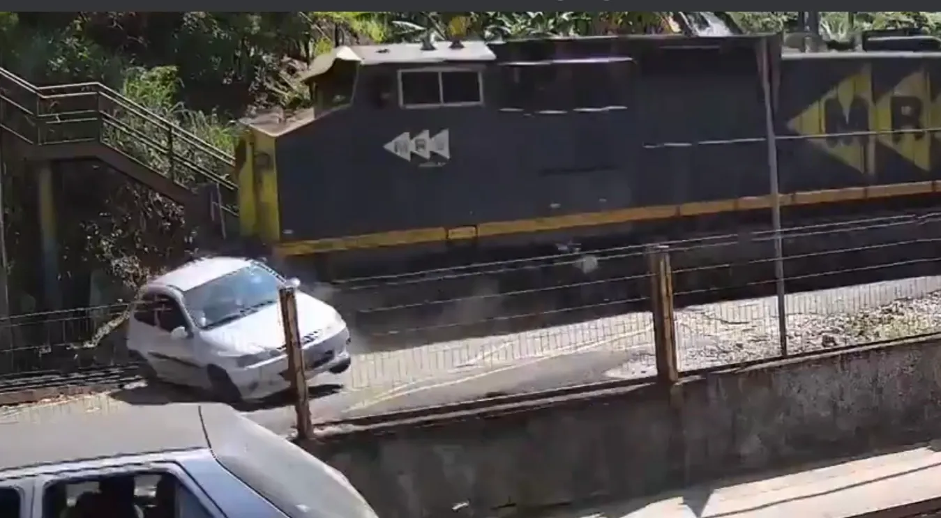 Acidente entre carro e trem deixa homem ferido em Paulo de Frontin