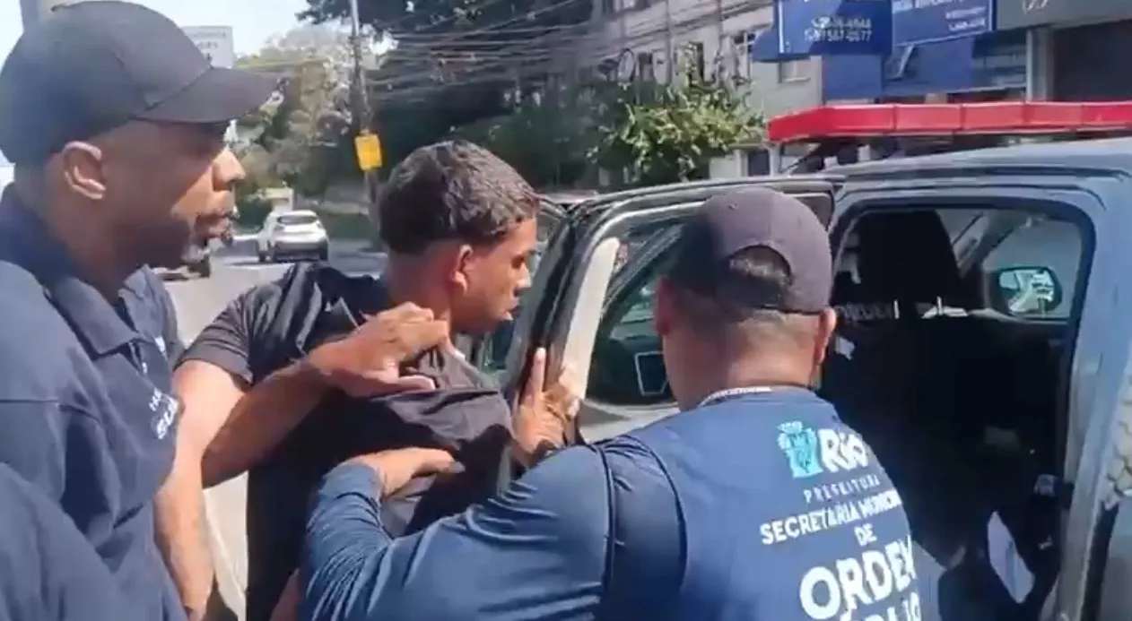 Ambulante agride agentes do BRT Seguro e acaba preso