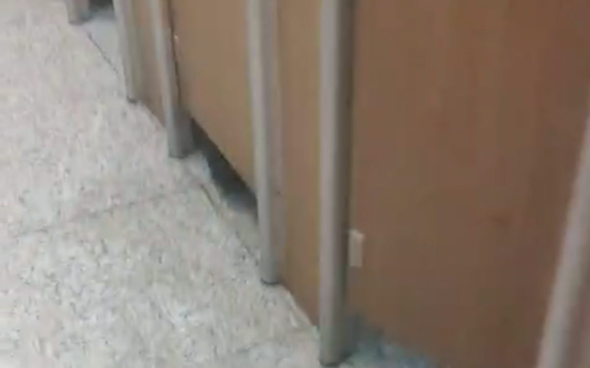 Atos obscenos aconteceram dentro de uma cabine do banheiro masculino