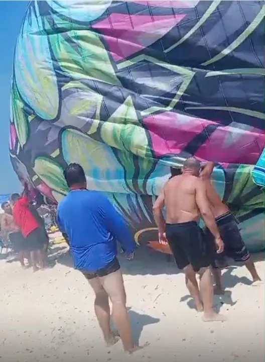 Banhistas resgatam balão de 8 metros que caiu na praia de Itaipu