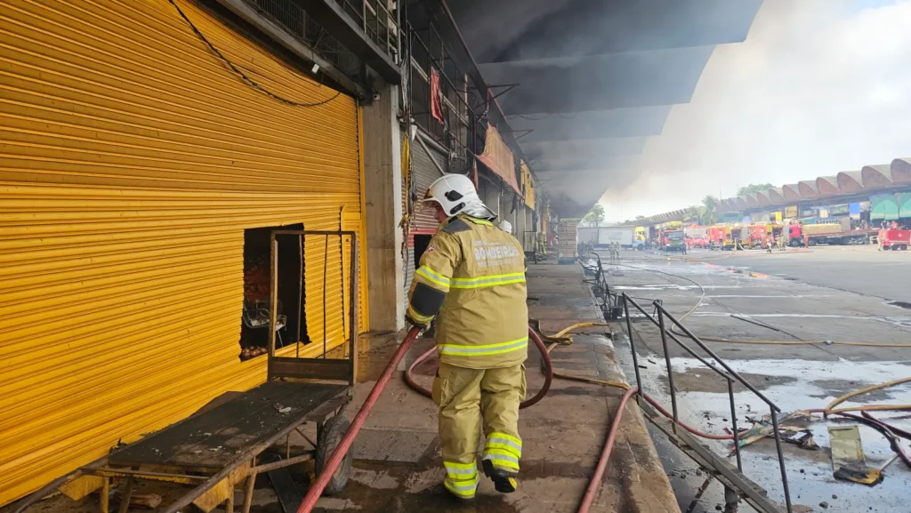 Bombeiros seguem atuando na Ceasa