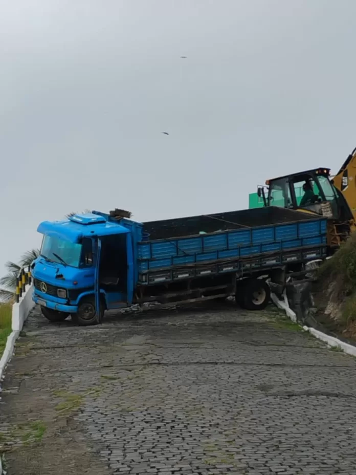 caminhão bloqueia Morro da Boa Vista em Arraial do Cabo