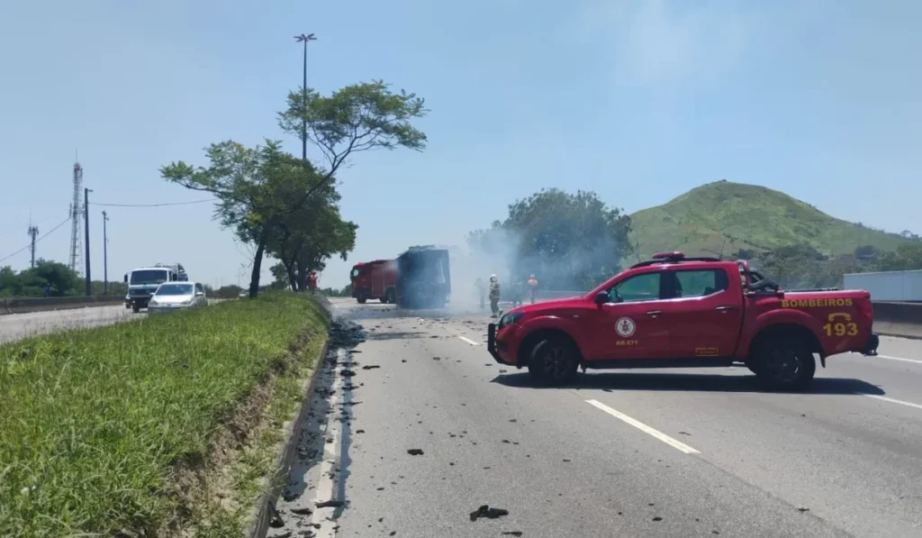 Caminhão pega fogo na Avenida Brasil